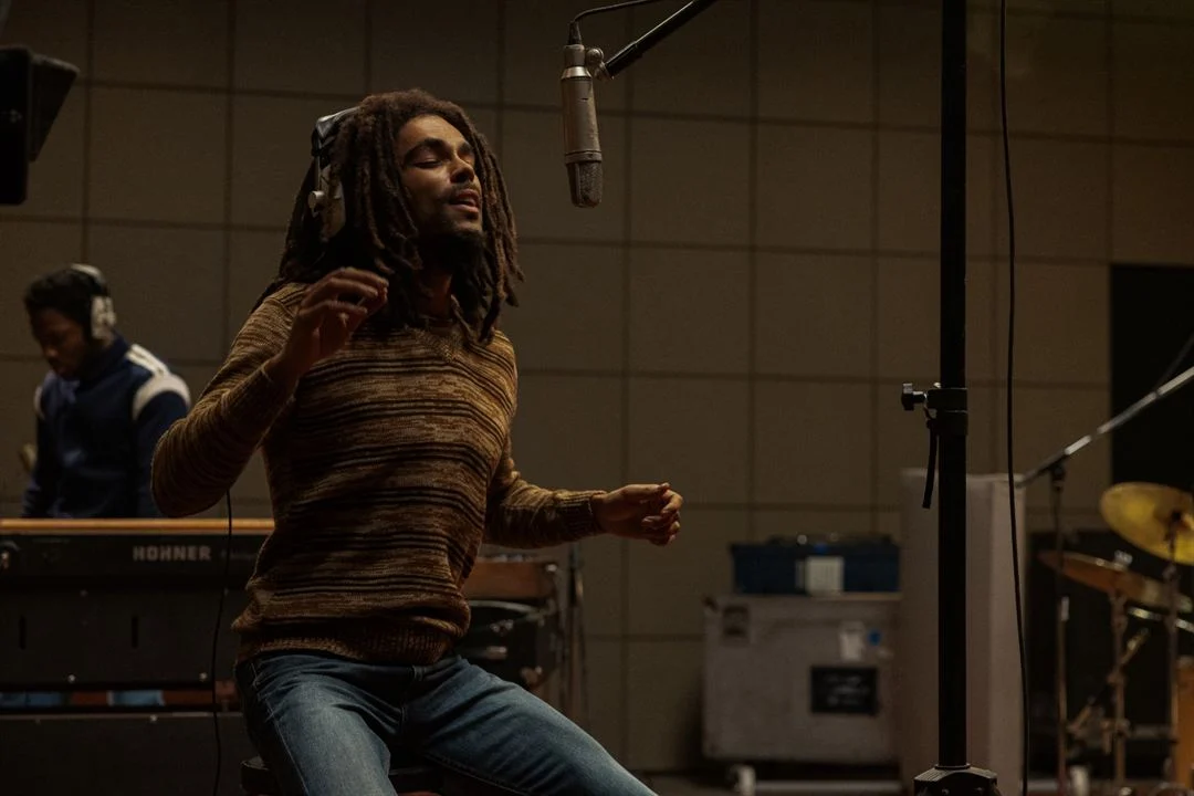 Anmeldelse: ‘Bob Marley: One Love’ er et solidt biopic, men vil man for alvor mærke historien, bør man nok ryge sig skæv inden man tager i biografen