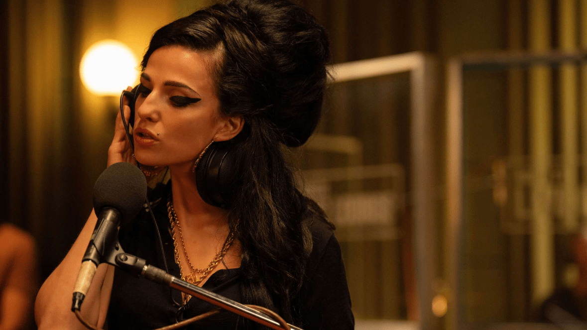 ‘Back to Black’ er ikke direkte en dårlig film, men det er slående, at man har brugt mere tid på at putte Amy Winehouse i et køkken, fremfor et musikstudie